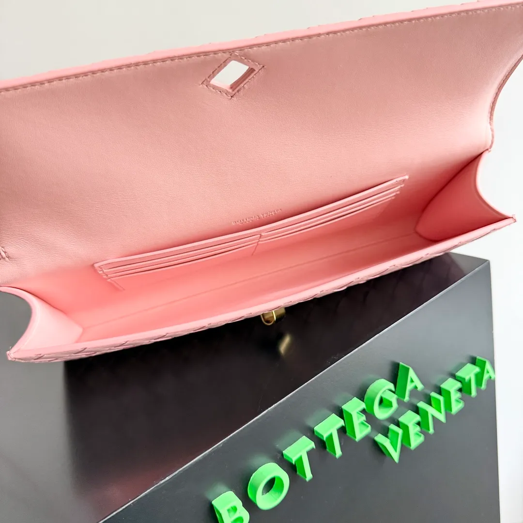 The batch of 1360 BV Andiamo evening handbags has been heavily planted again~ The designer aesthetics in the era of economic downturn are back. I fall in love with it at first sight and can't put it down. It's so beautiful and full of aura. The shape and texture are very competitive. It's light in weight and has sufficient capacity. It's a must-have for fashionistas. It's suitable for many occasions, minimalist, high-end and light luxury. Model No.: 741511 Size: 31*13*3cm